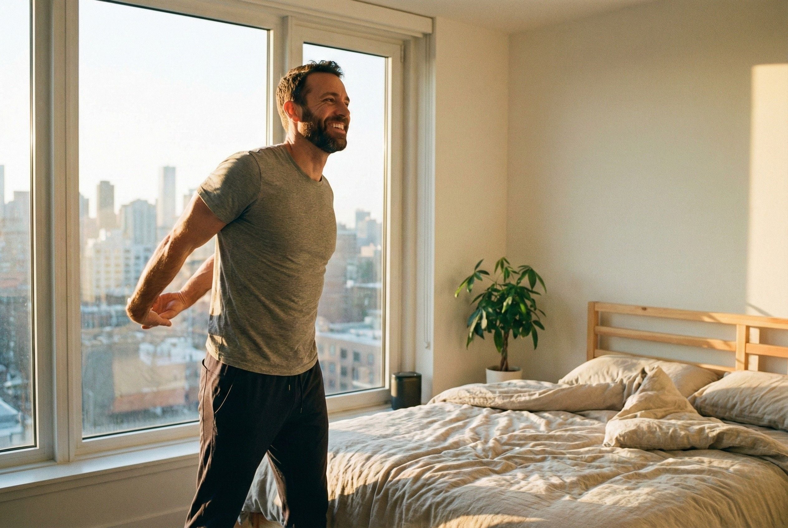 Entrepreneur digital nomade buvant un café en terrasse le matin, affichant une sérénité et une vitalité naturelle sans signes de fatigue chronique ou de stress.