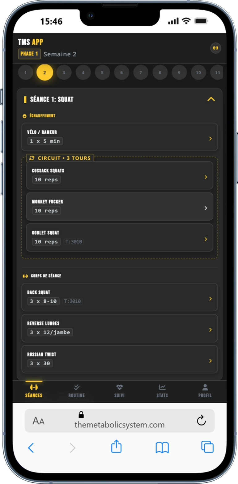Main tenant un smartphone affichant une application de suivi de santé métabolique simplifiée, permettant aux entrepreneurs de gérer leur énergie et sommeil sans charge mentale.